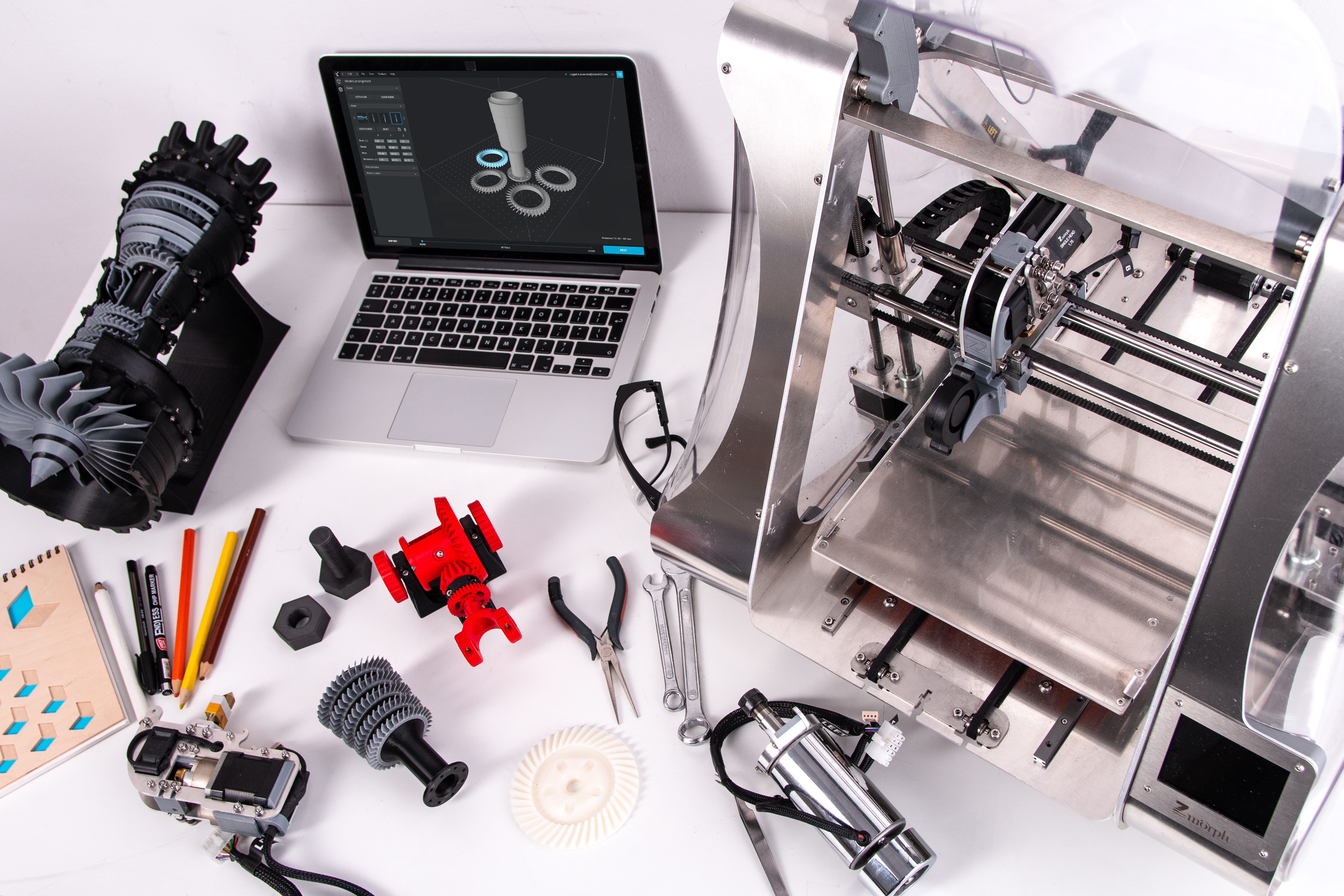 Markenwelt der M3D Manufaktur mit Werkhalle, Bauteilen und Filament